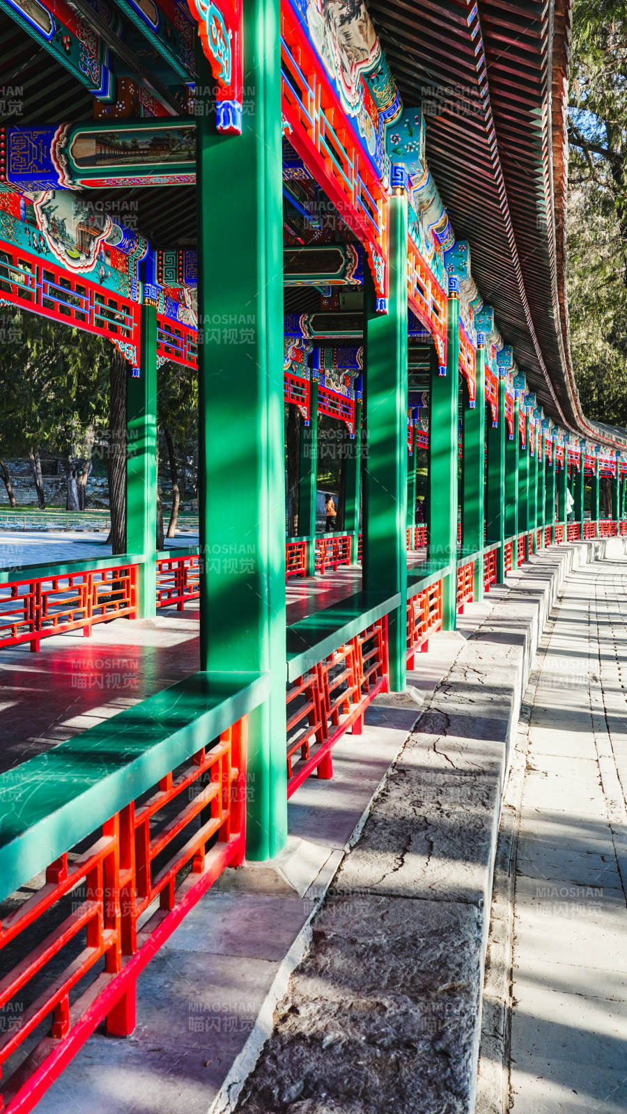 长廊彩绘映古韵图片