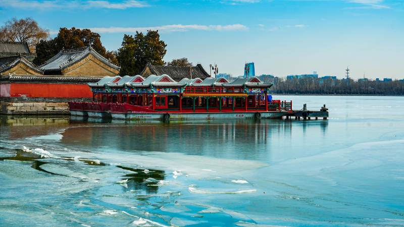 湖畔古亭映水色图片