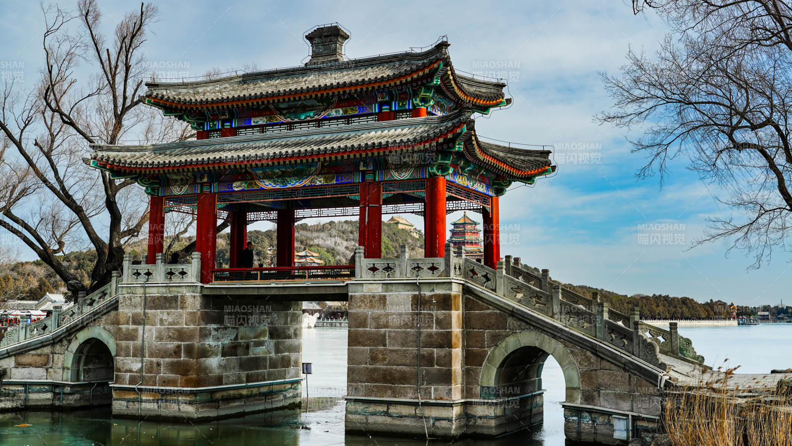 古桥亭台映湖光图片