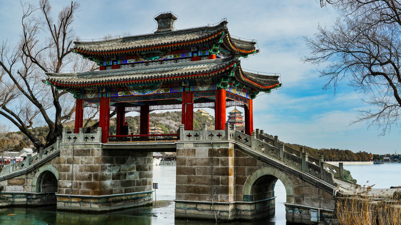 古桥亭台映湖光图片