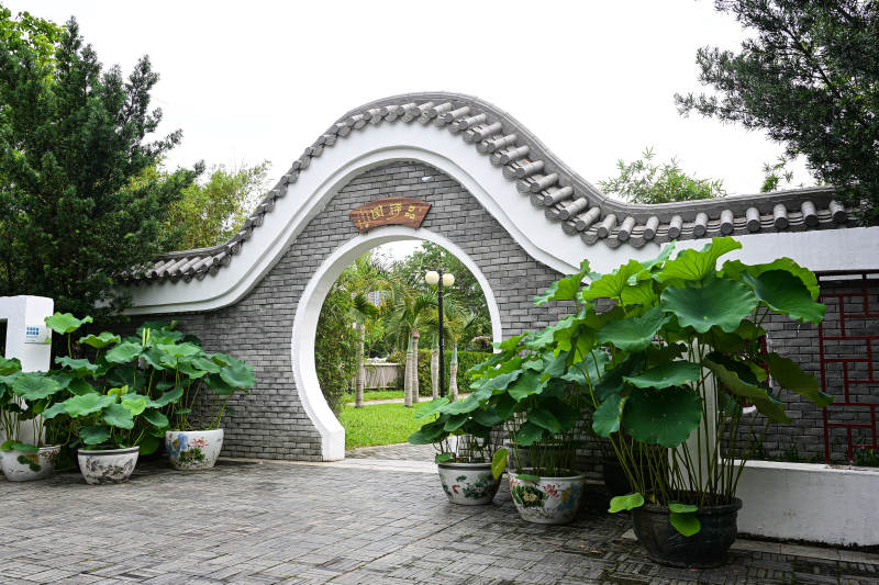 深圳洪湖公园品荷园园林拱门景观图片