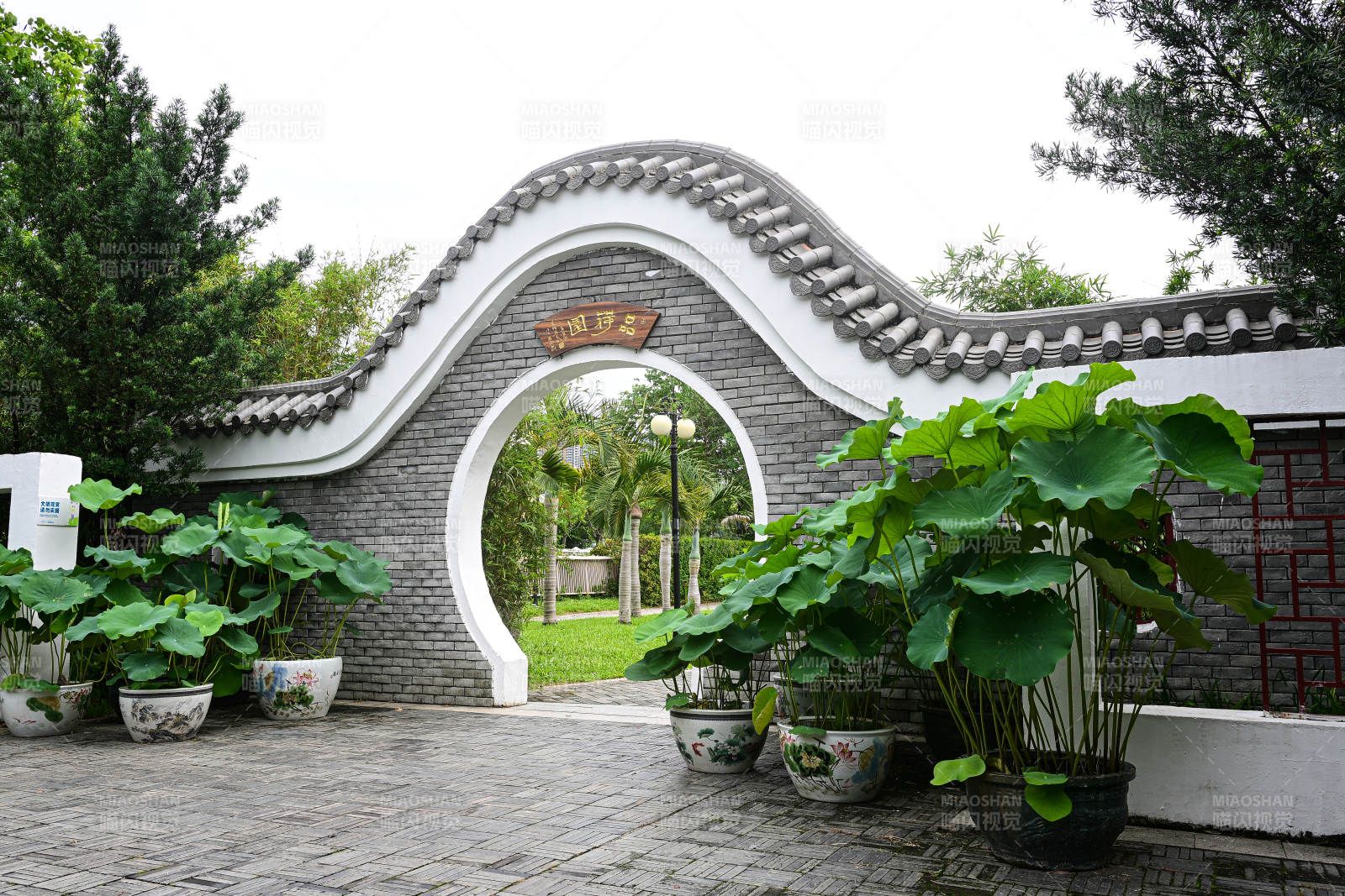 深圳洪湖公园品荷园园林拱门景观图片