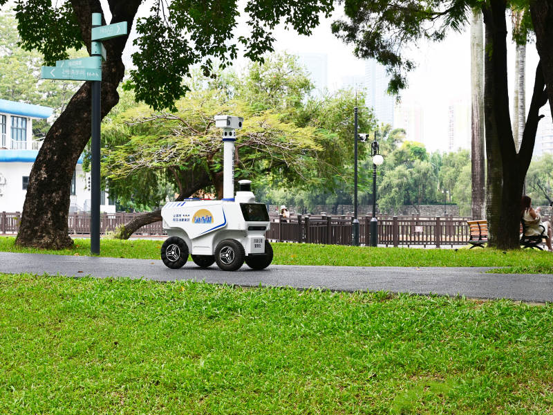 公园智能安防巡逻机器人图片
