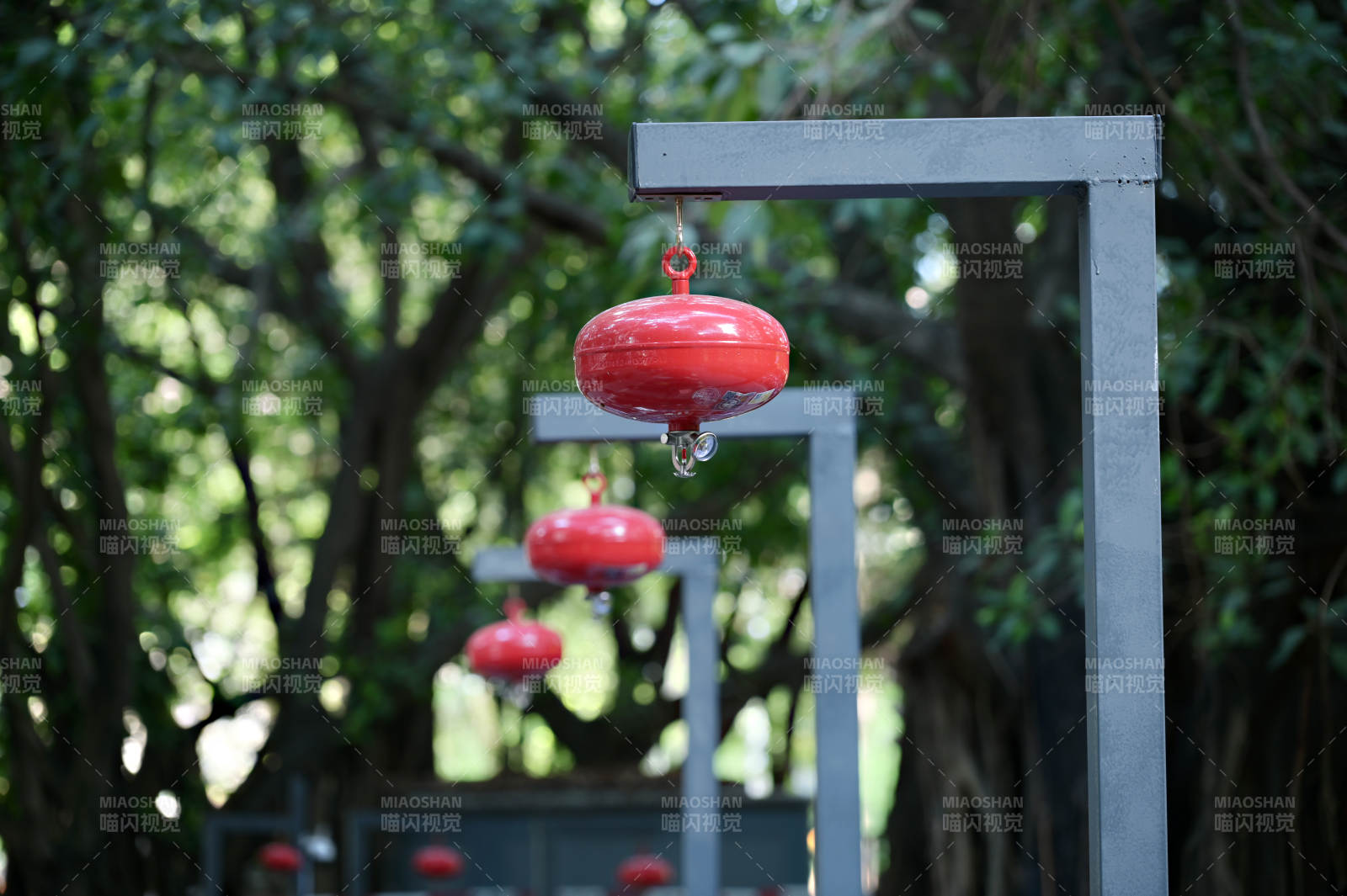 户外悬挂的红色消防设施图片