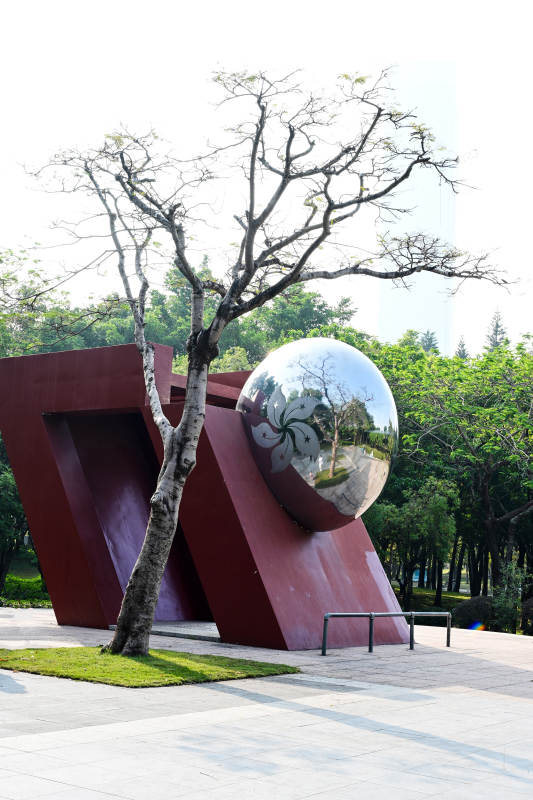 带紫荆花图案的镜面圆球雕塑景观图片