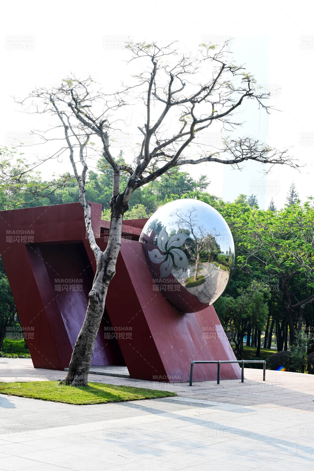带紫荆花图案的镜面圆球雕塑景观图片