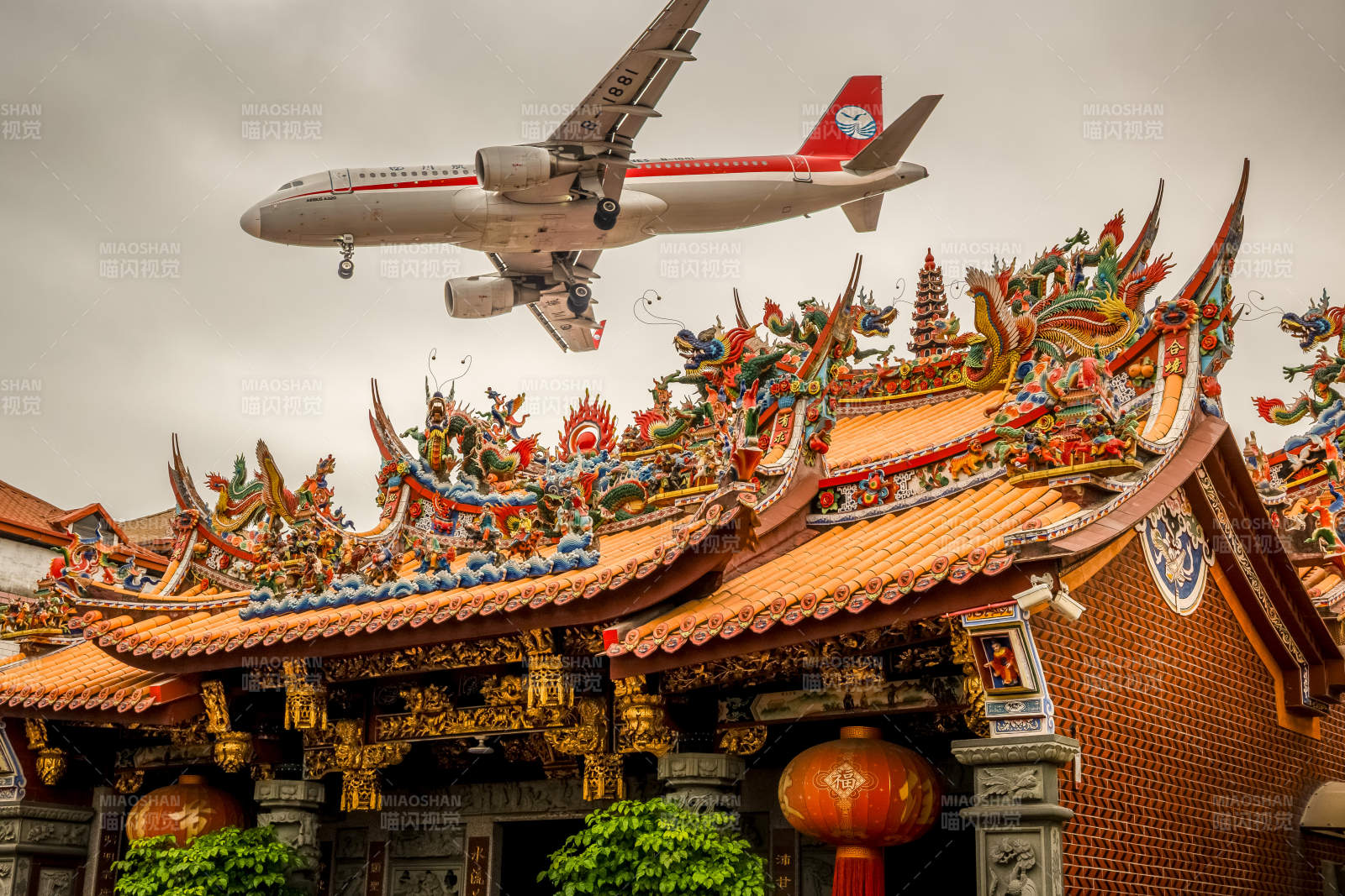 飞机飞越庙宇图片