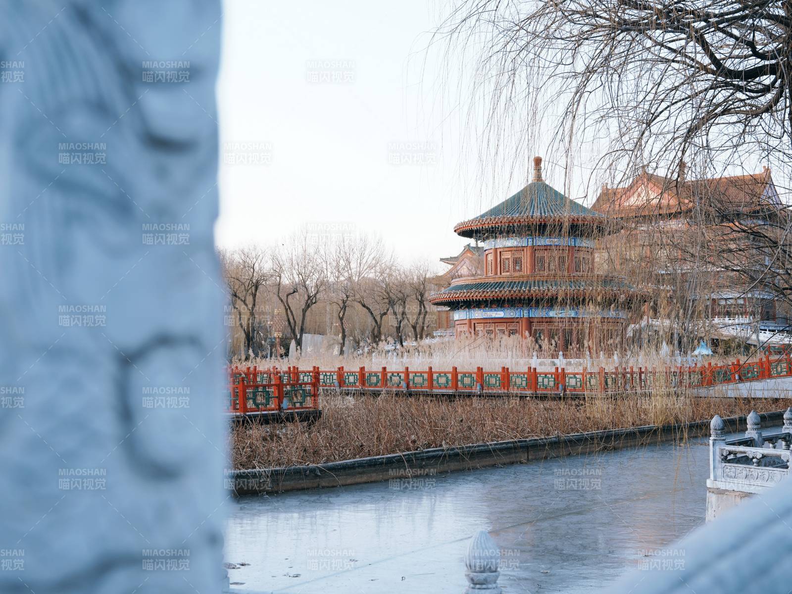 古亭映水静谧景图片