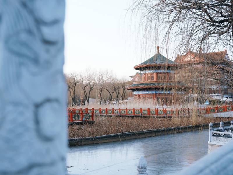 古亭映水静谧景图片