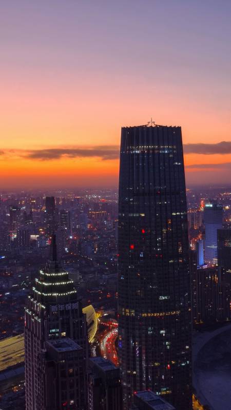 都市暮色璀璨图片