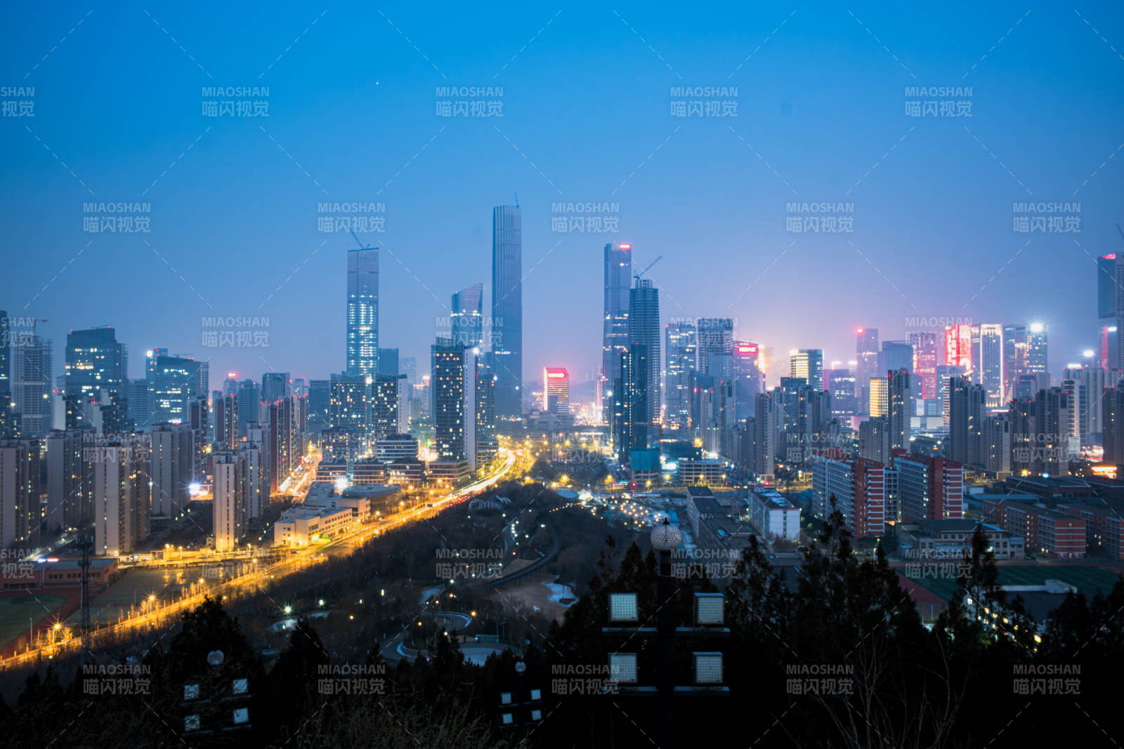 夜幕下的城市灯火图片