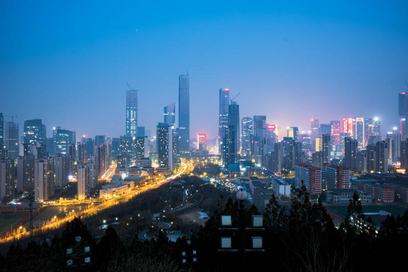 夜幕下的城市灯火图片