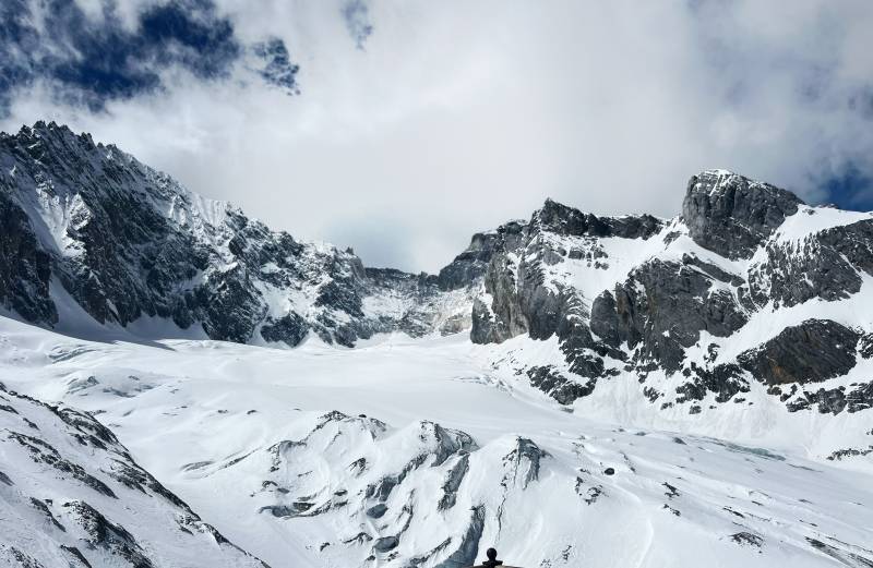 雪山巍峨云雾缭绕图片