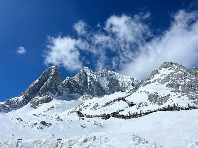 雪山之巅 云海缭绕图片