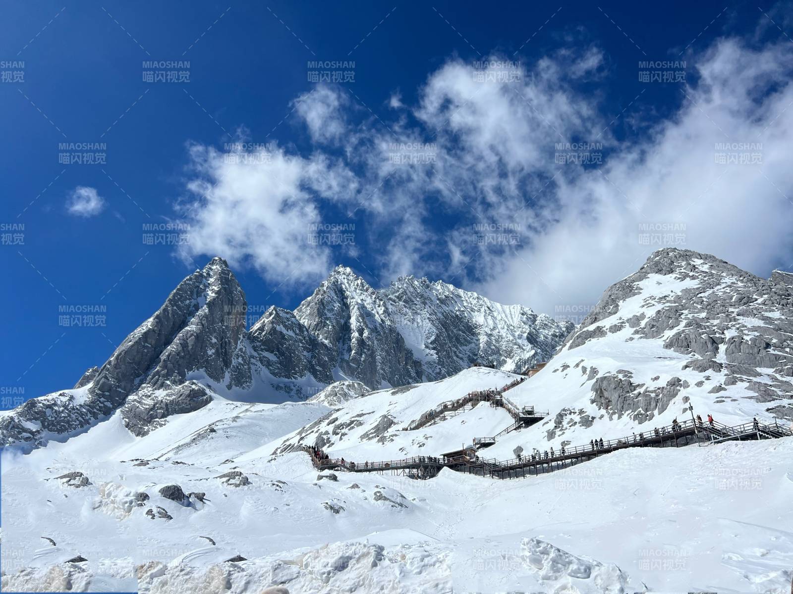 雪山之巅 云海缭绕图片