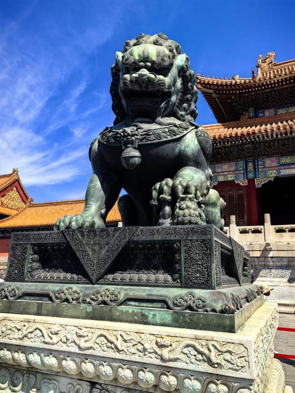 故宫铜狮守门图片