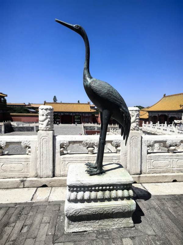 铜鹤立于古殿前图片