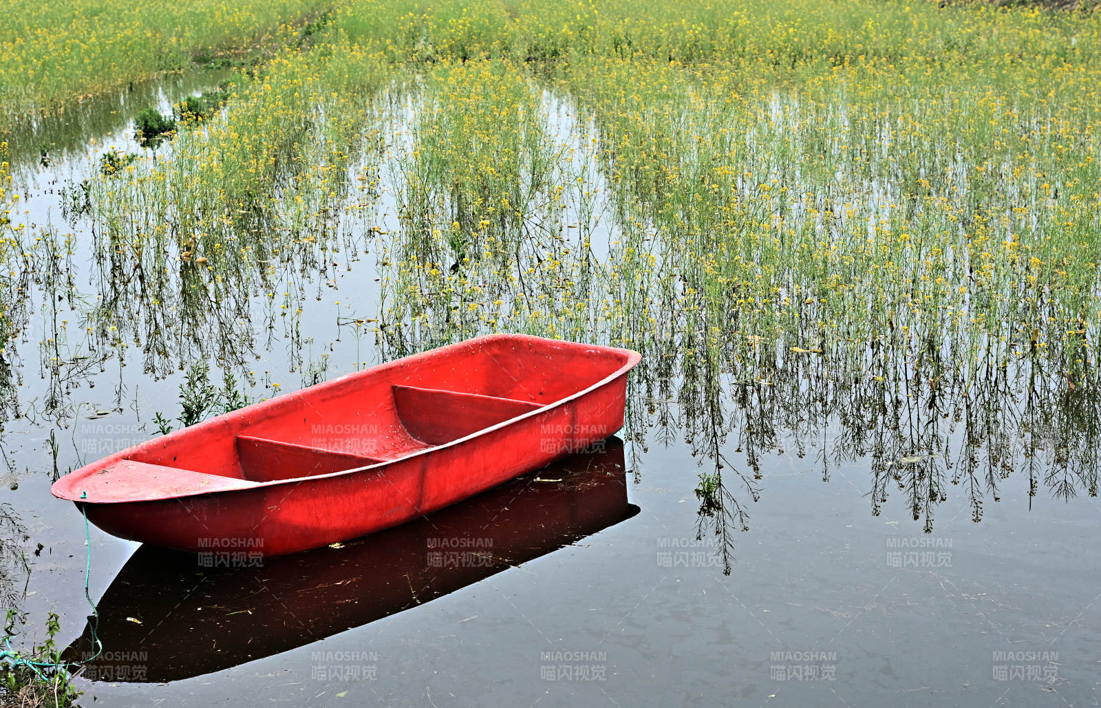 田园诗意的红色小船与倒影图片
