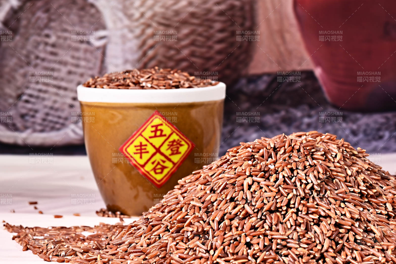 五谷杂粮有机红米特写图片