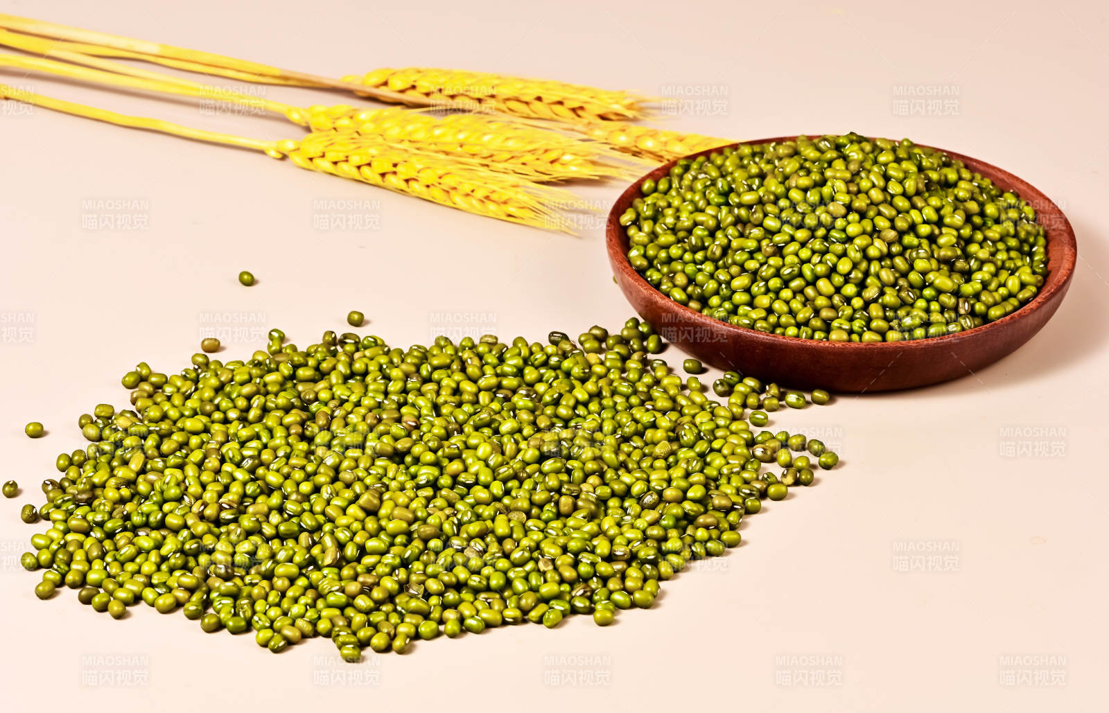 五谷杂粮有机绿豆特写展示图片