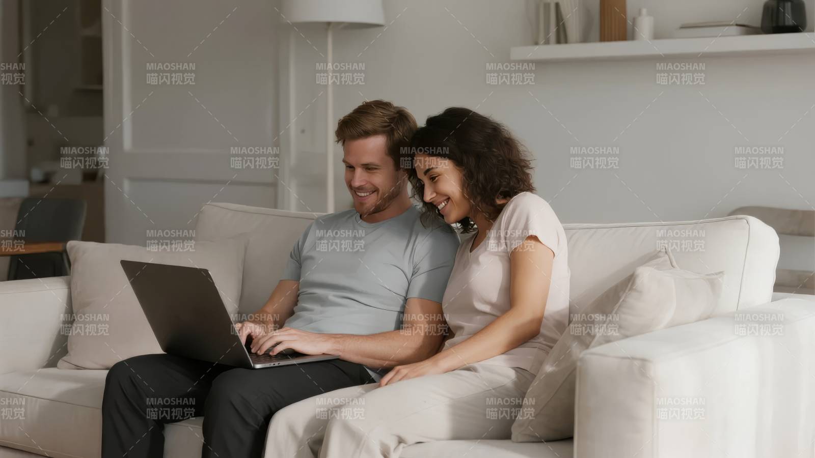 情侣沙发共用电脑图片