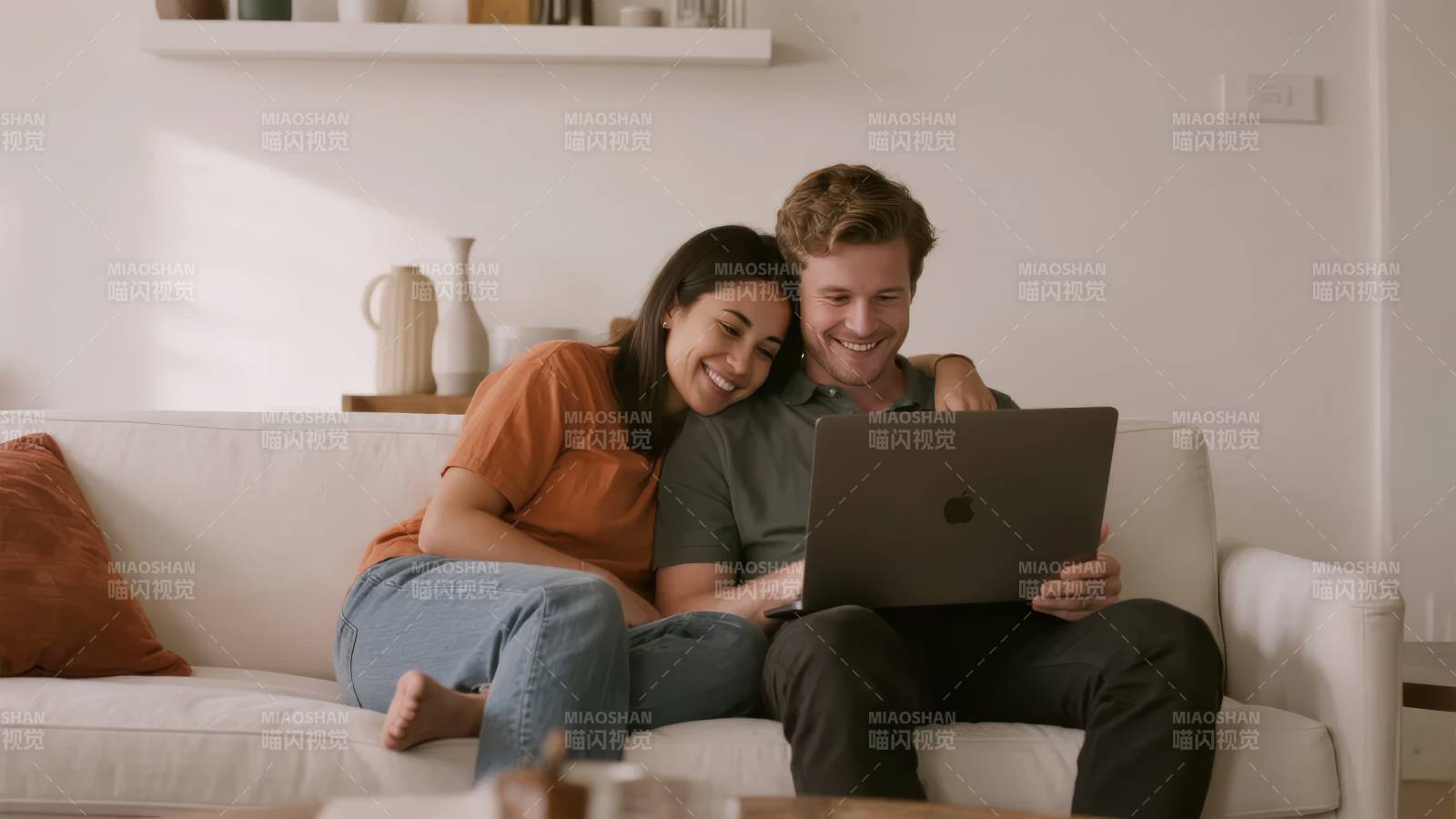 情侣沙发共赏电脑图片