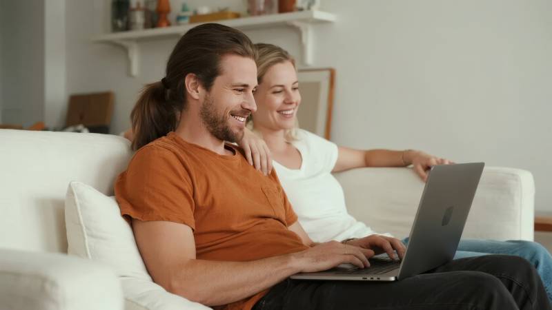 情侣沙发共用电脑图片