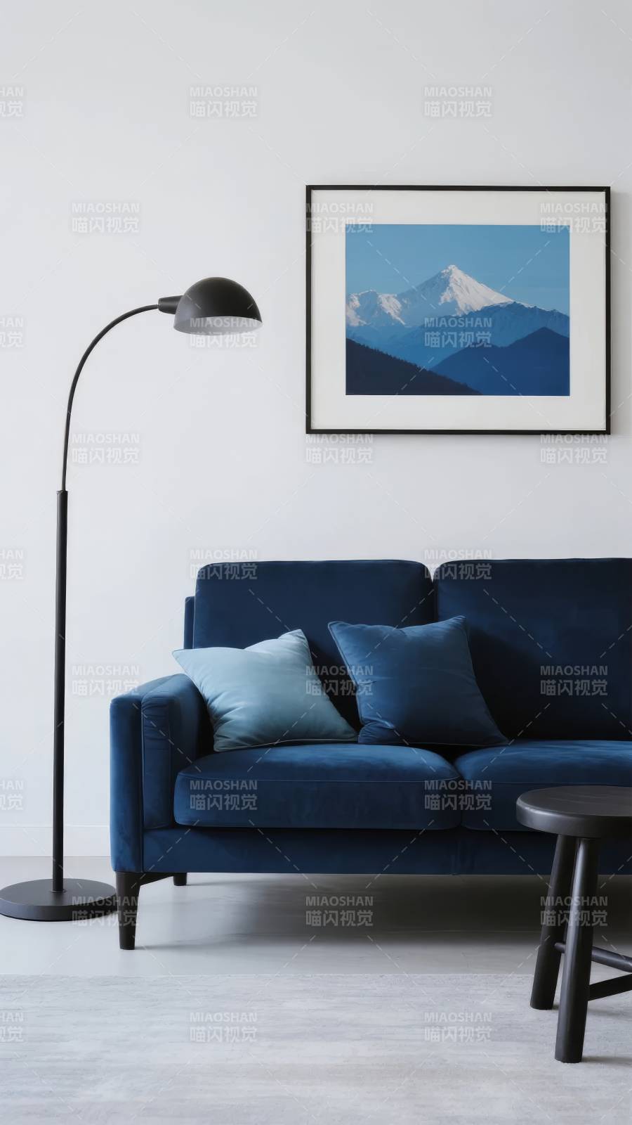 蓝沙发与山景画图片