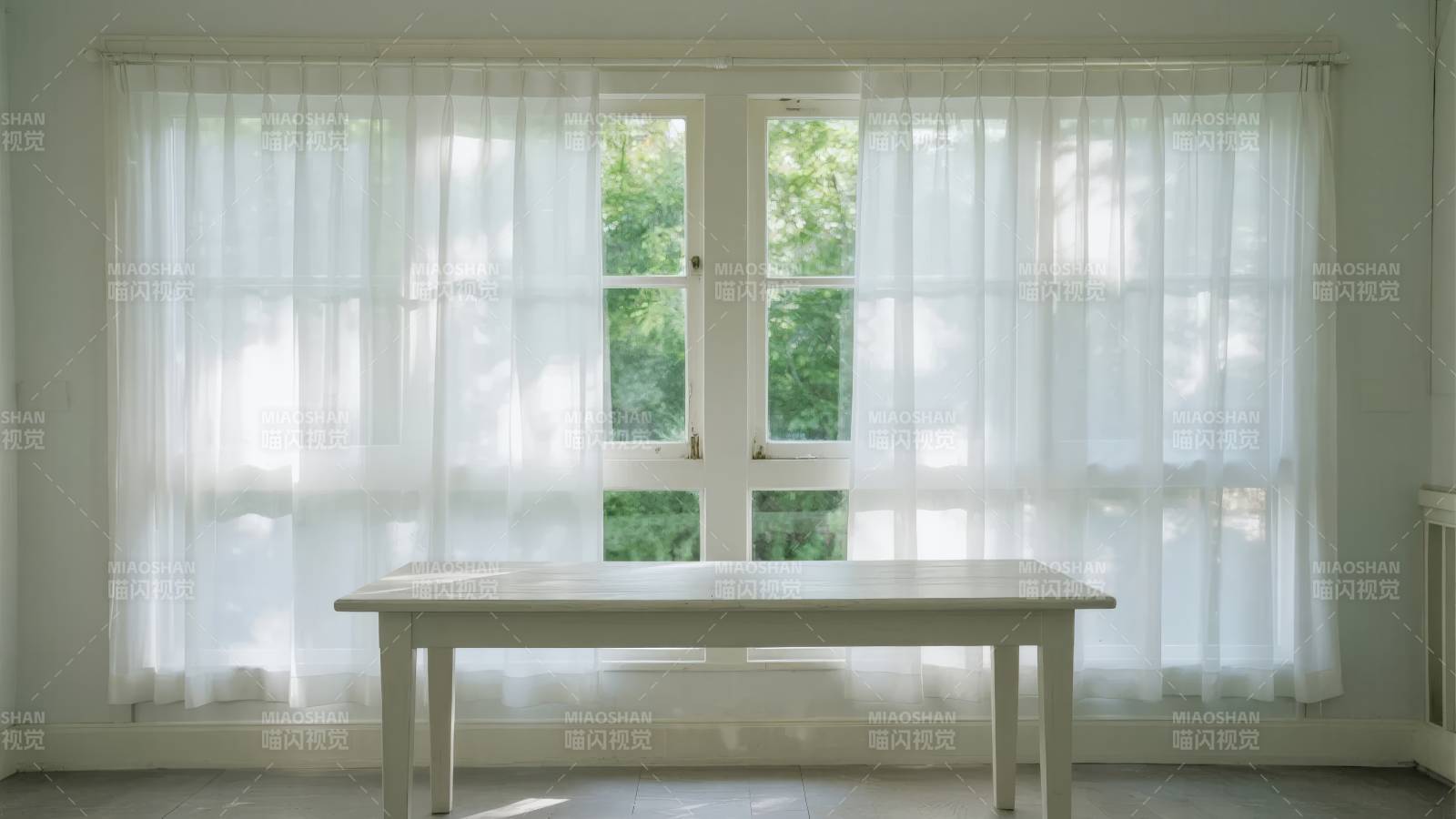窗前白桌静谧景图片