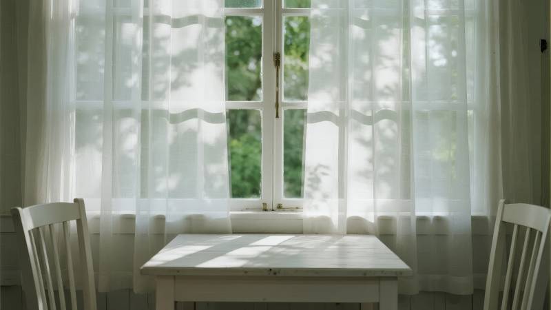 窗边小桌静谧时光图片