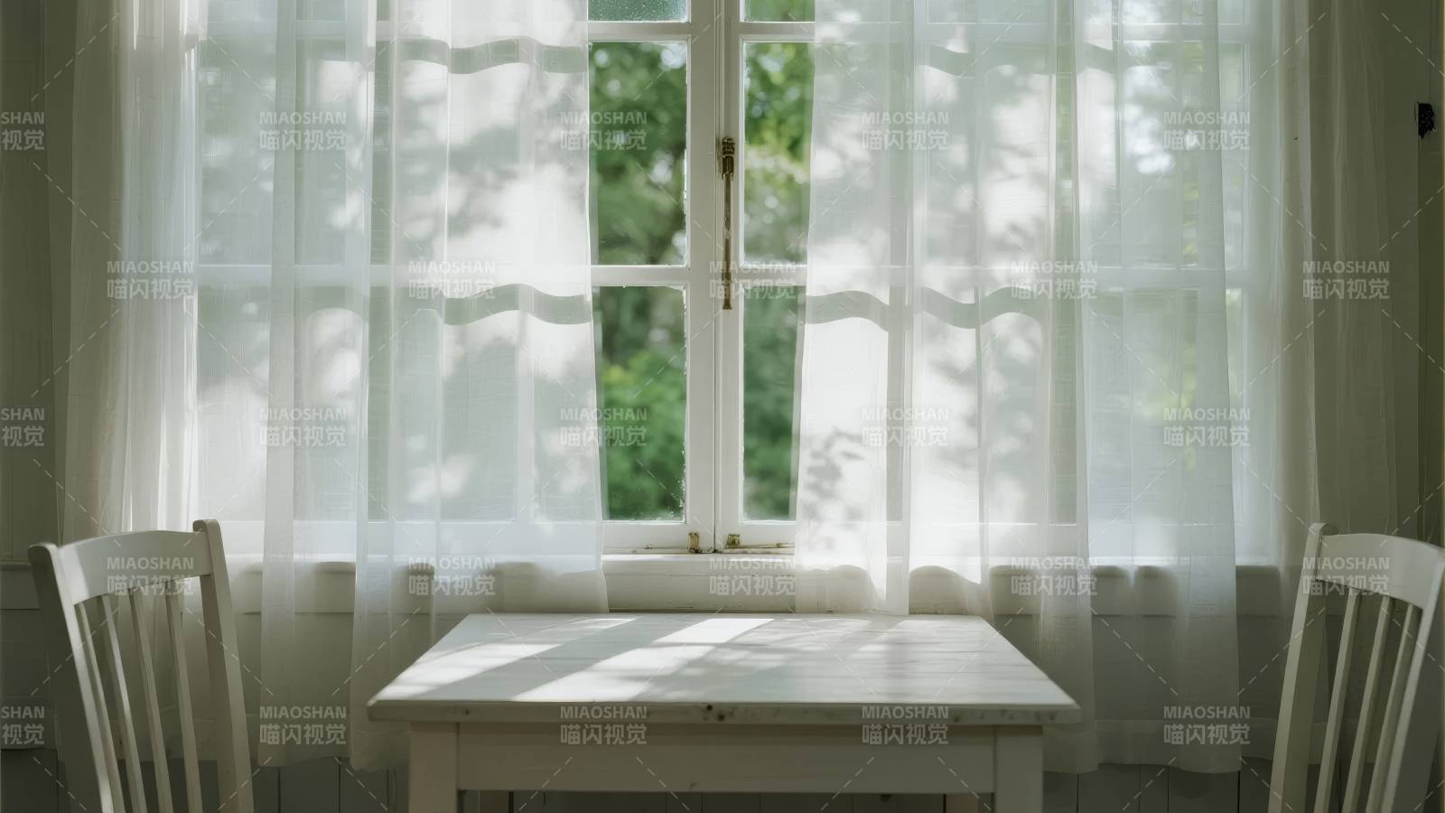 窗边小桌静谧时光图片