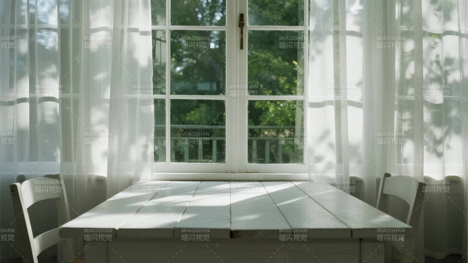 窗边的宁静餐桌图片