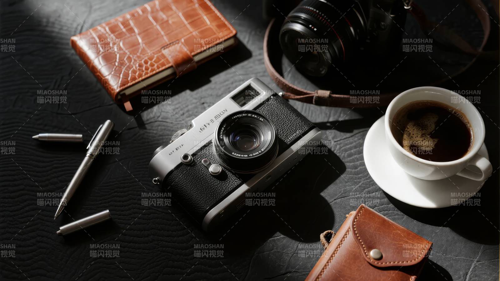 咖啡与相机的静谧时光图片