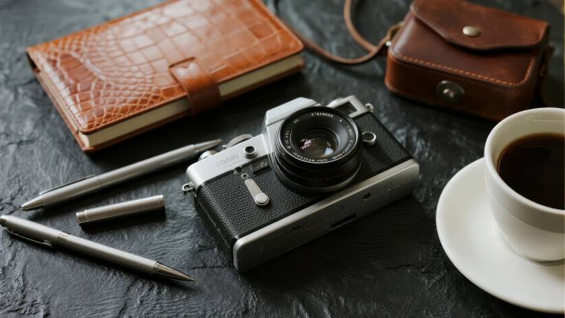 复古相机与咖啡时光图片