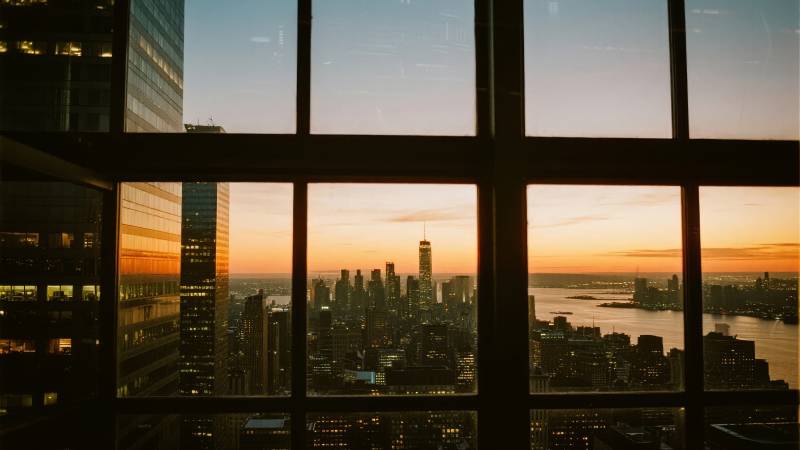 城市黄昏窗景图片