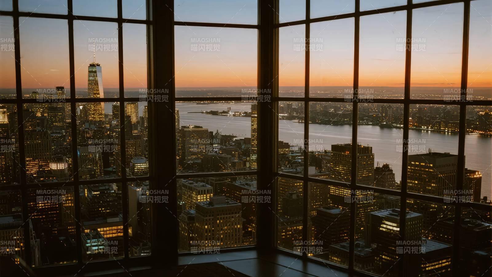 城市黄昏窗景图片