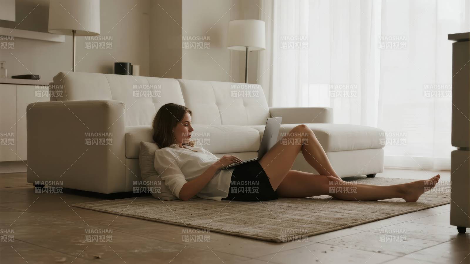 女子沙发旁用笔记本图片