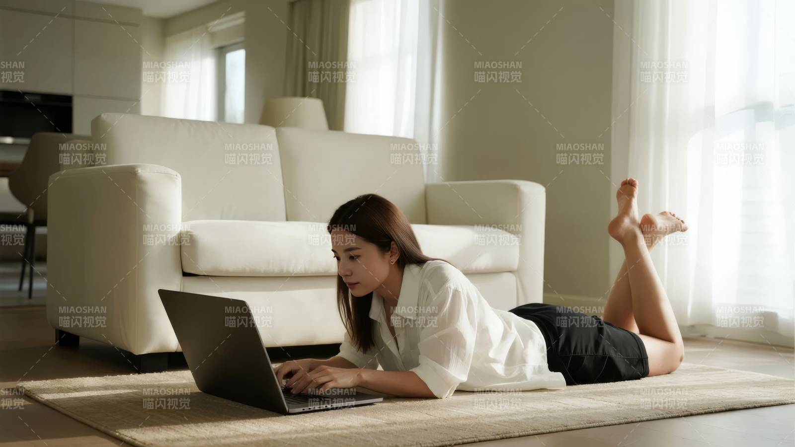 居家办公的女性图片