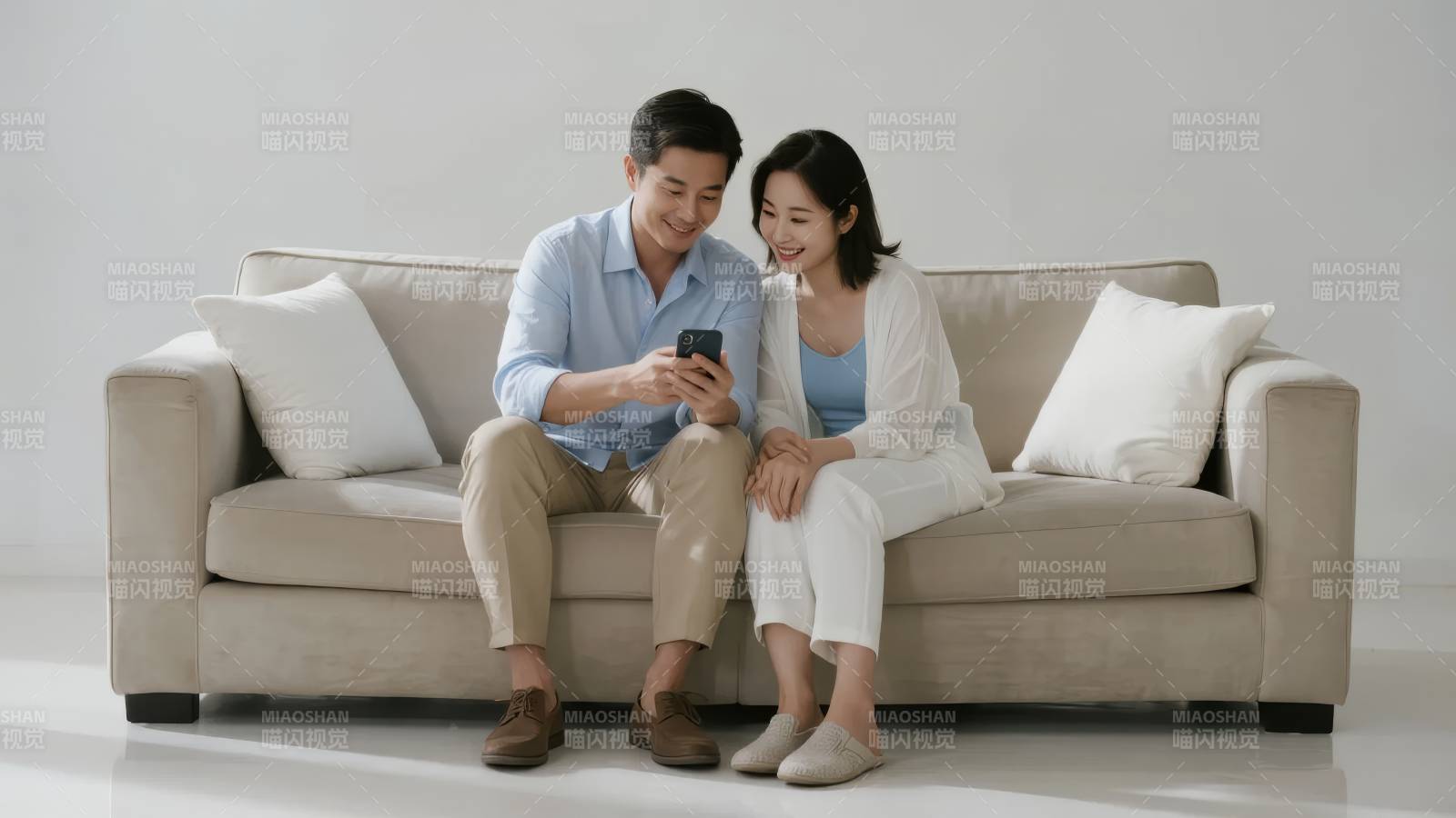 情侣沙发共看手机图片