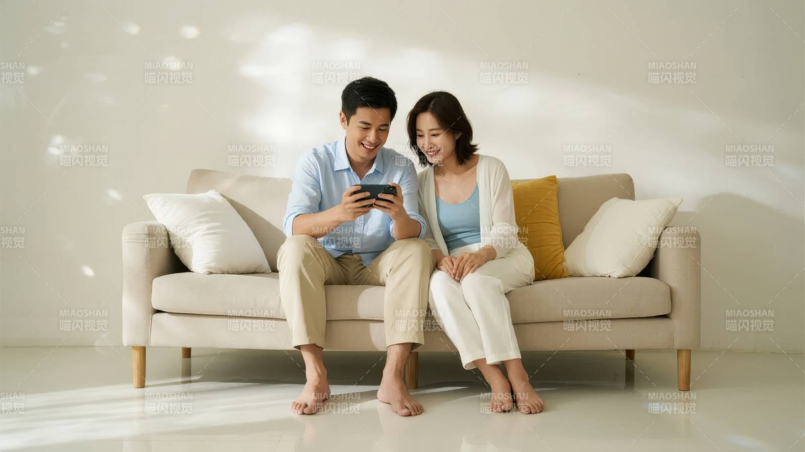 情侣沙发共赏手机图片