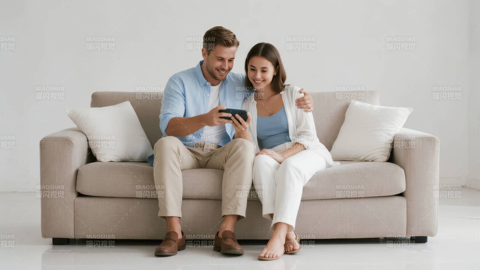 情侣沙发共玩手机图片