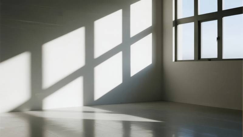 光影交错的空房间图片