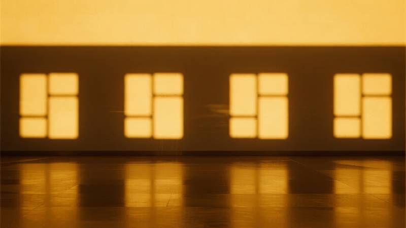 暖光窗格倒影图片