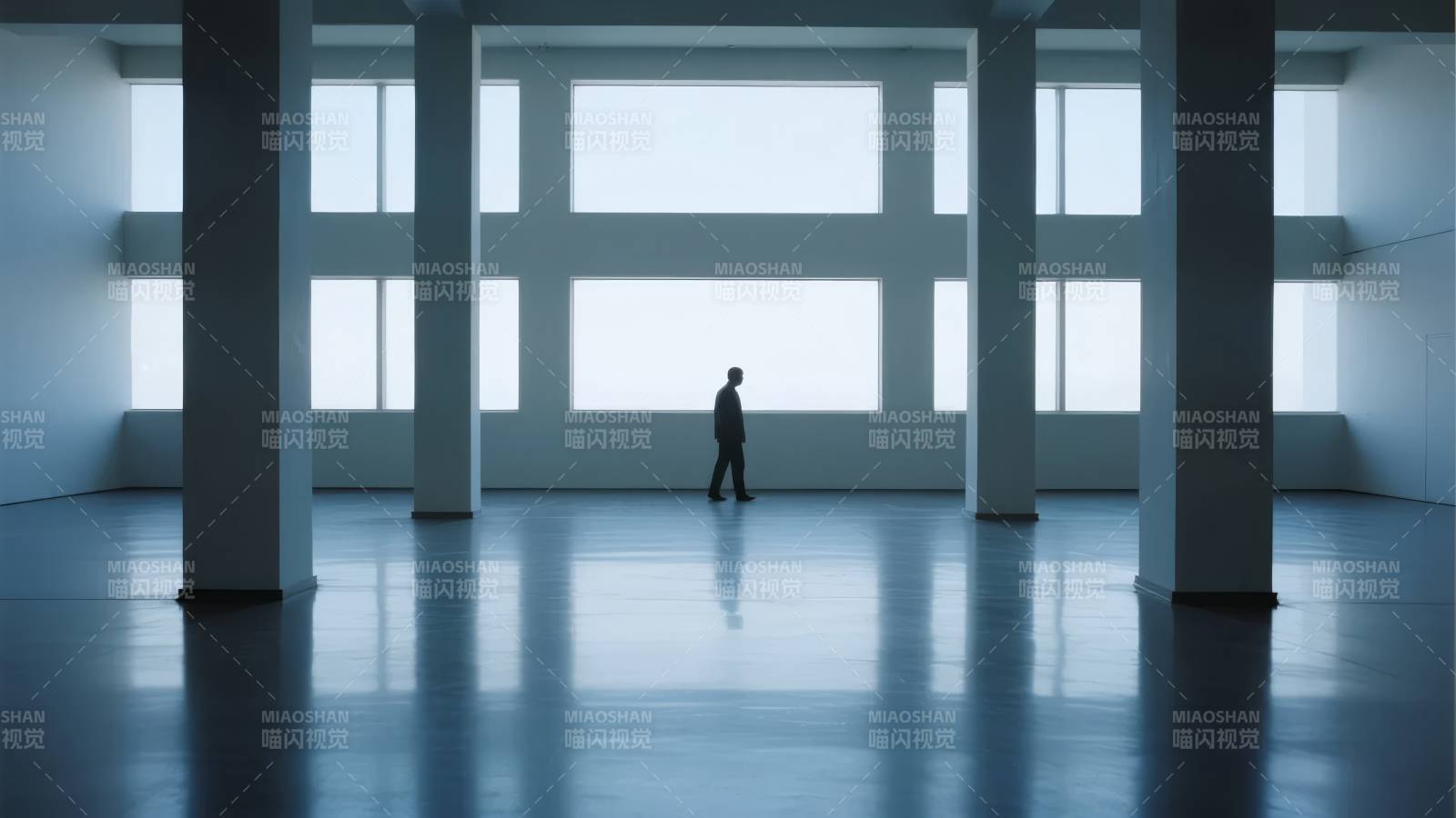 空旷大厅中的孤独身影图片