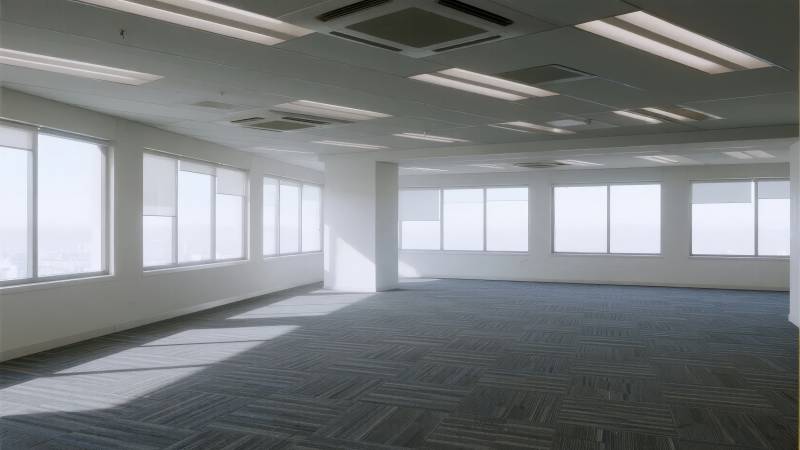 明亮空旷办公室图片