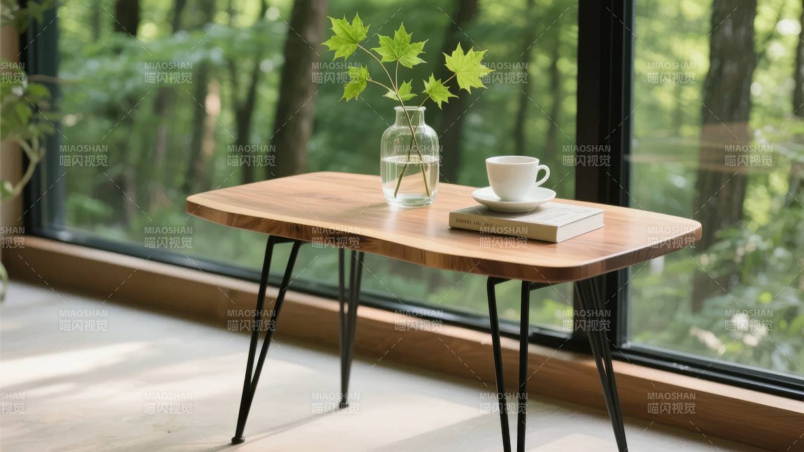 窗边木桌静谧时光图片