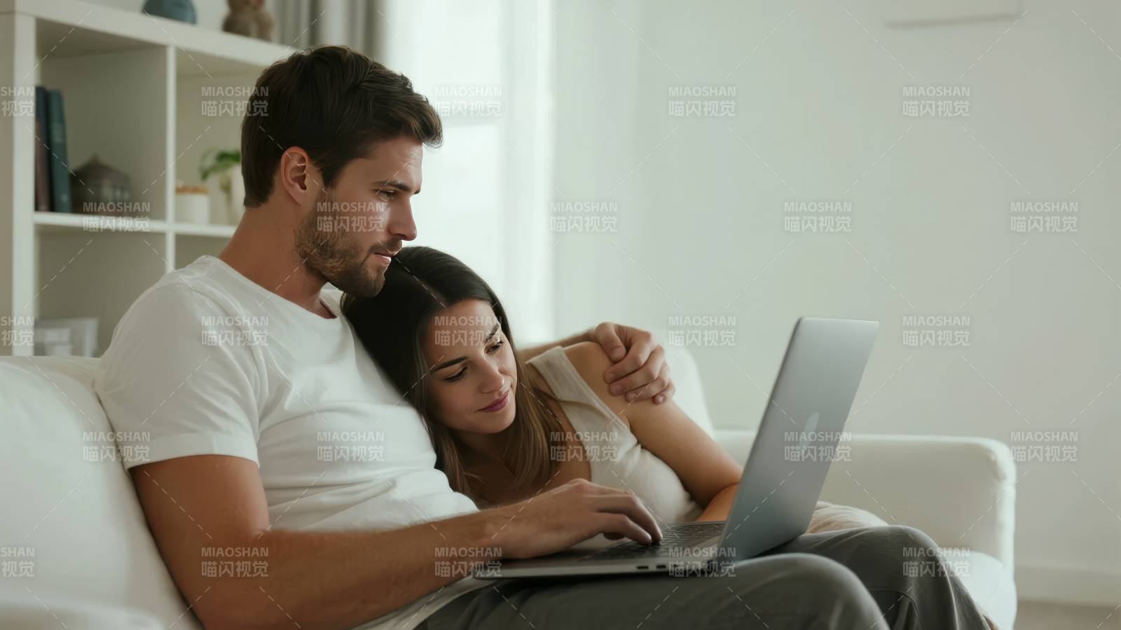 情侣沙发共用电脑图片