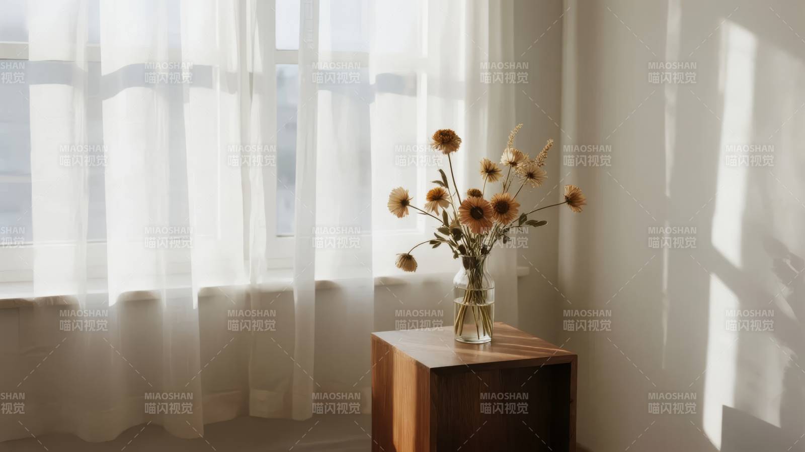 窗边花影静谧图片