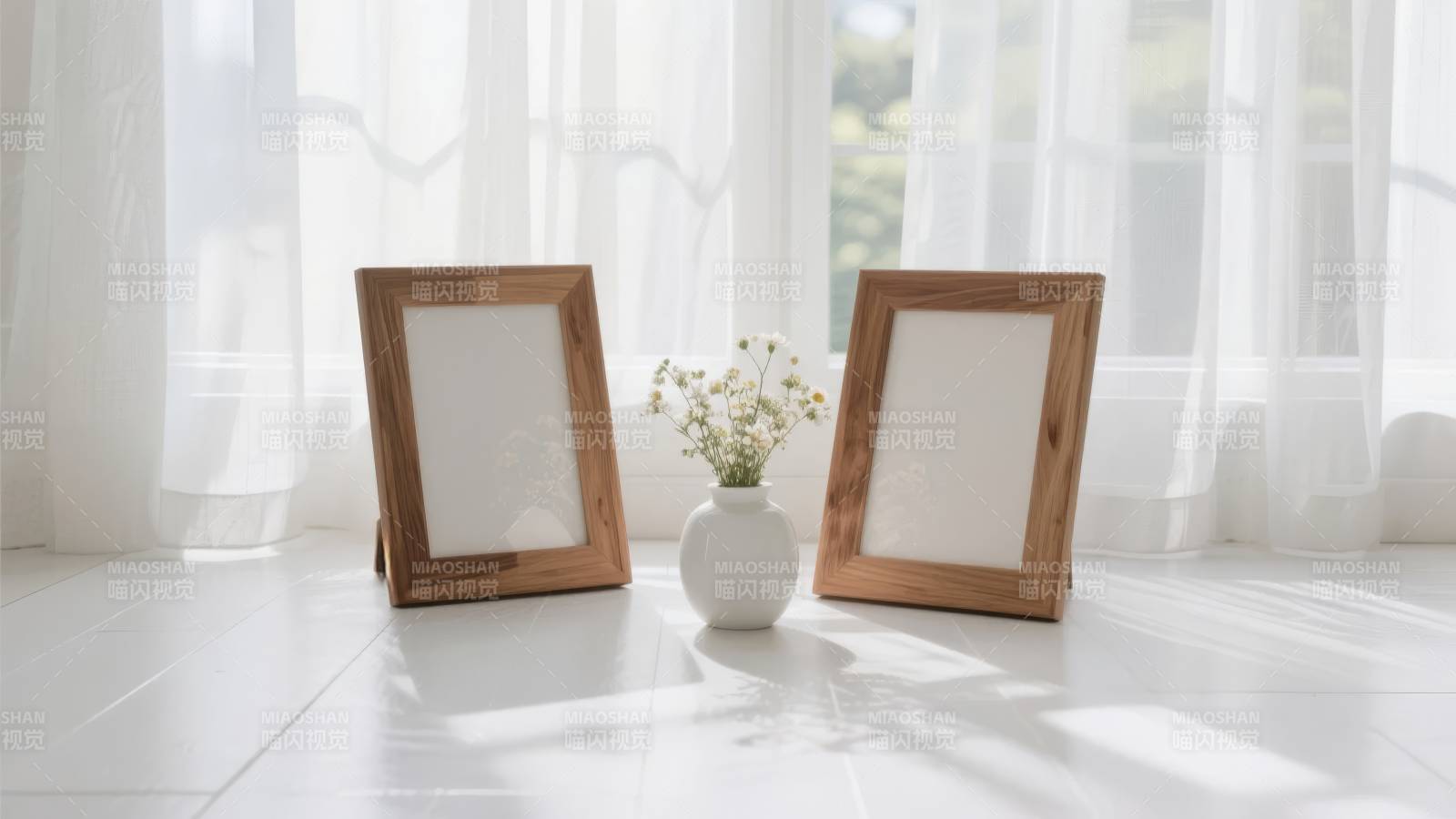 窗边相框与花瓶图片