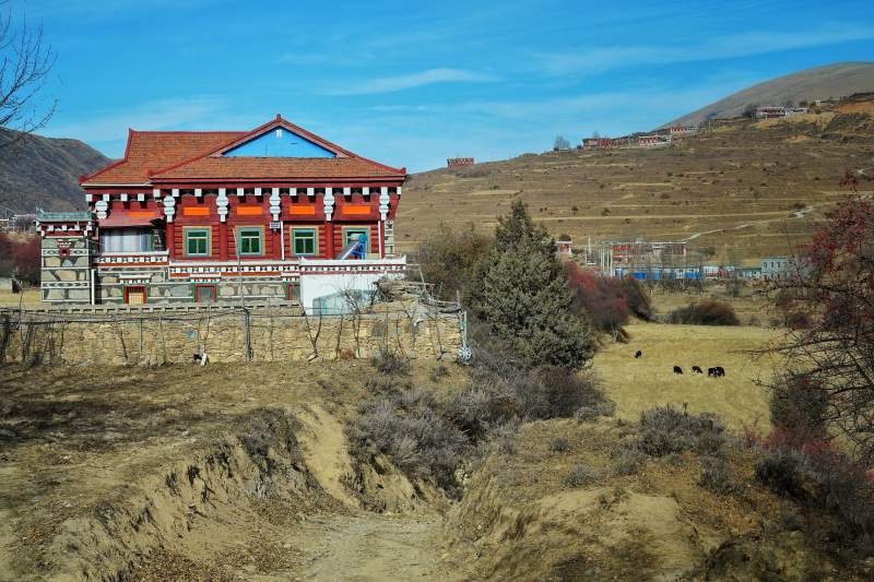 藏式建筑山野风光图片